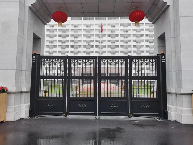 紅門HDR51B疊韻?平開門學校大門.jpg